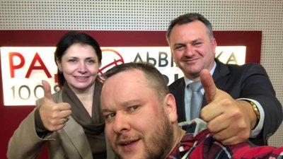 Як львівський губернатор «селфився» з міністром і журналістами (ФОТО)