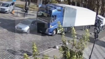 У центрі Львова вантажівка поцілувала автомобіль (ВІДЕО)