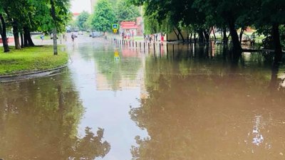У Львові затопило вулицю (ВІДЕО)
