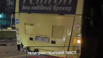 У Львові водій Audi Q5 влетів в автобус (ВІДЕО)