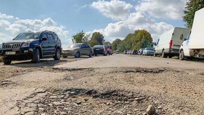 На Дрогобиччині десятки автомобілістів протестували через розбиті дороги (ФОТО)