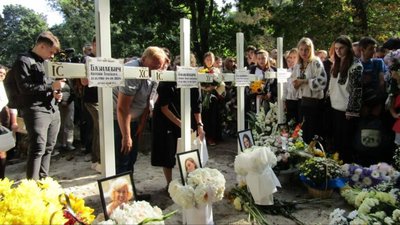 У Львові поховали матір з трьома доньками, які загинули внаслідок удару рф