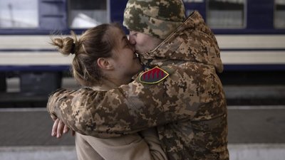 Хто допомагає жінкам із родин військових: добірка безкоштовних ініціатив та корисних контактів