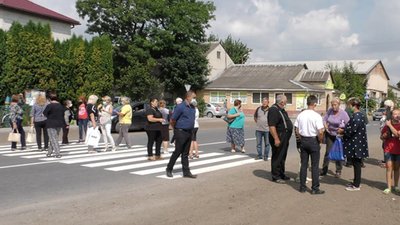 У Золочівському районі люди протестували проти закриття відділення банку  (ВІДЕО)