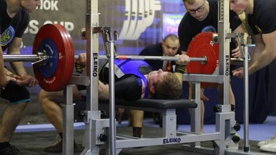На Львівщині провели змагання з пауерліфтингу: у них взяли участь понад 100 спортсменів