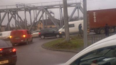 У Львові на мості вантажівка не розминулась із автомобілем