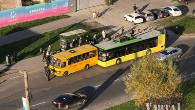 У Львові не розминулись маршрутка і тролейбус (ФОТО)