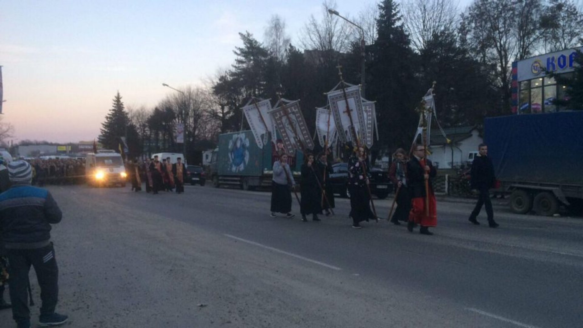 Як у Новояворівську сотні людей зустріли Героя України Богдана Слободу. Фото: 4studio.