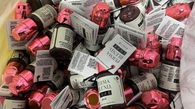 Львівські митники зупинили вантаж з фарбою для макіяжу на 1,5 мільйона гривень