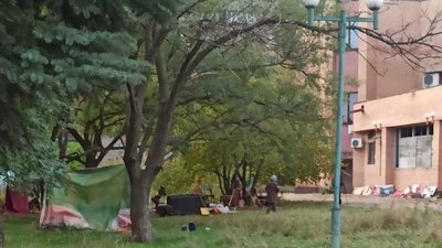В тимчасово окупованому Маріуполі люди досі живуть у наметах