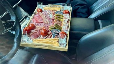 У Львові водій накрив поляну в автівці для зняття стресу