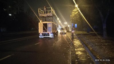 У Львові контактна мережа тролейбуса впала  на проїжджу частину, пошкоджено три автомобілі (ВІДЕО)