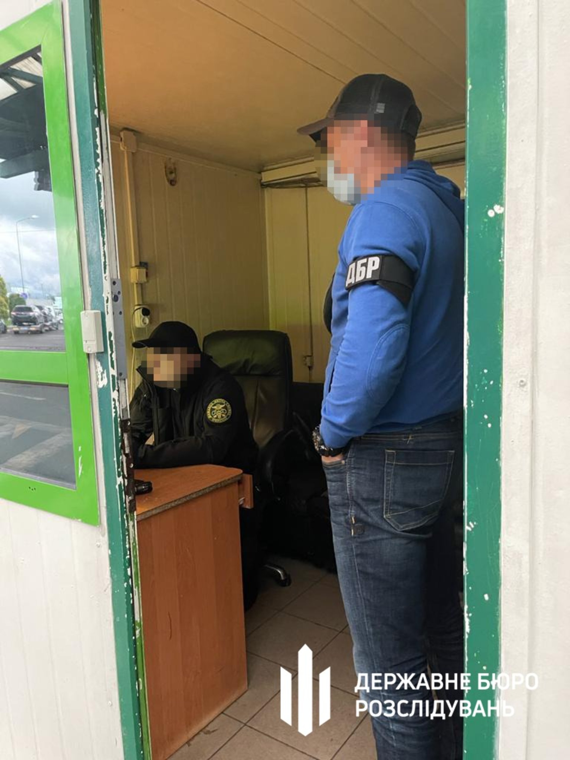ДБР викрило галицьких митників на хабарництві