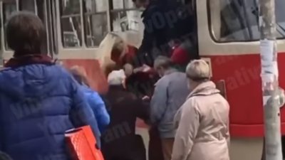 У Києві дівчину без маски ногами виштовхали з трамвая (ВІДЕО)