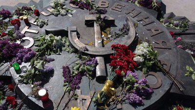 9-травневі провокації у Львові: націоналісти закидали яйцями радянські символи на Марсовому полі