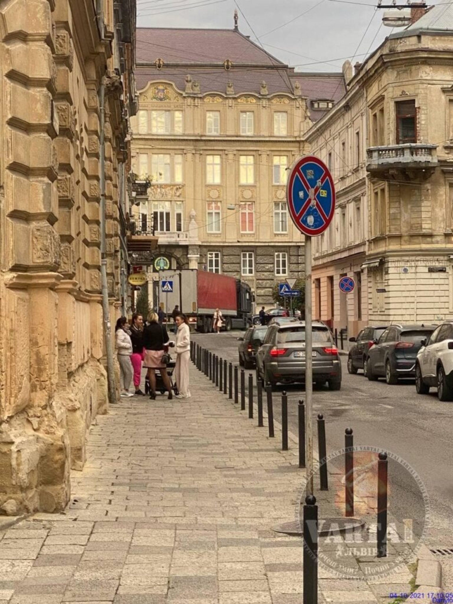 У центрі Львова застрягла вантажівка