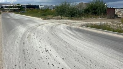 У Львові забруднили відремонтовану дорогу