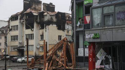 Білоруські ЗМІ виклали відео, як російські окупанти на пошті оформлюють награбоване з України