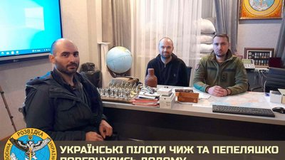 Українські розвідники звільнили двох пілотів з полону російських окупантів