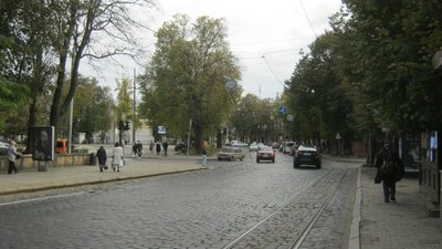 У Львові базальтову бруківку на вулиці Бандери хочуть замінити на вульгарний «римський» камінь (ФОТО)