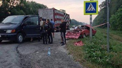 Біля Львова 17-річний водій без прав зіткнувся із вантажним автомобілем (ФОТО, ВІДЕО)
