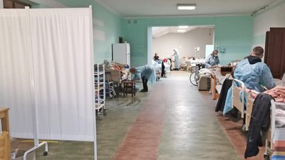 У лікарнях Львова хворих на ковід кладуть уже просто в коридорах (ФОТО)