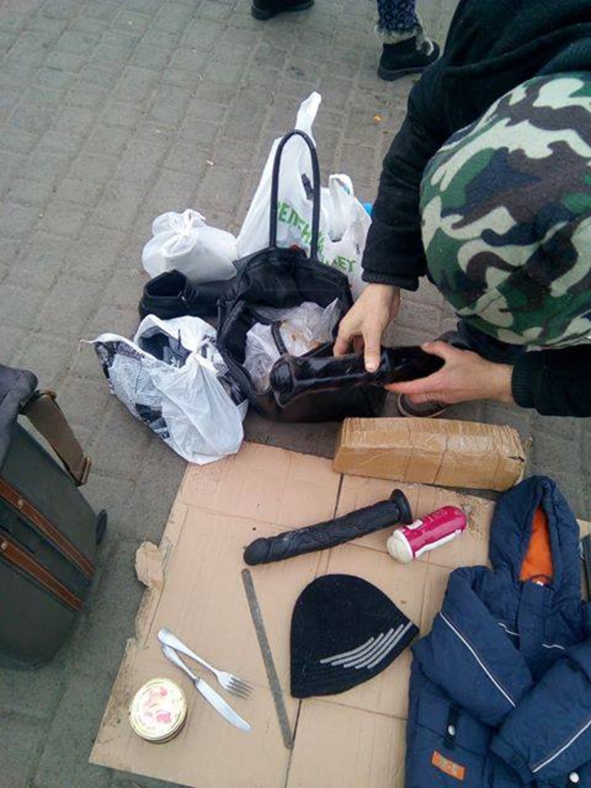 Як у Львові на Привокзальному продають фалоімітатори. Фото - Х**вий Львів
