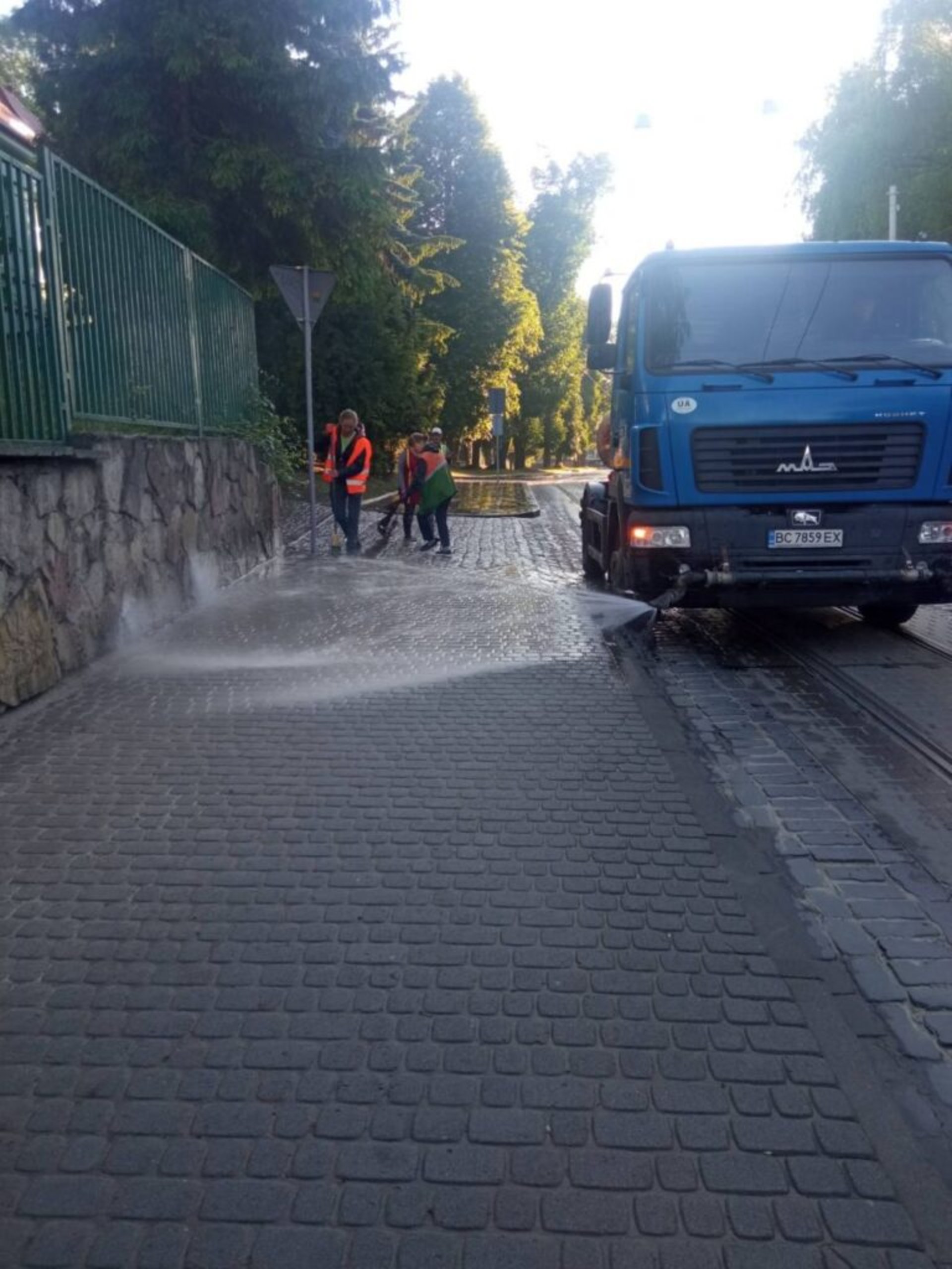 У Львові комунальники миють місто, фото ЛМР