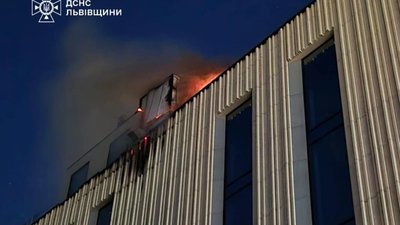У Львові через пожежу перекривали вулицю