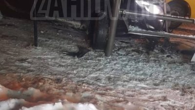 У центрі Львова водій влетів у зупинку громадського транспорту (ФОТО, ВІДЕО)