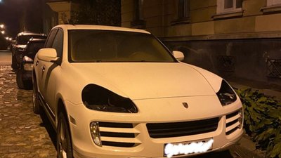 У центрі Львова вночі вкрали фари з Porsche Cayenne (ФОТО)