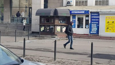 У Львові вітер зриває з будівель дахи (ФОТО)