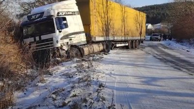 Слизька дорога: на Львівщині сталася ДТП за участі вантажівки (ВІДЕО, ФОТО)