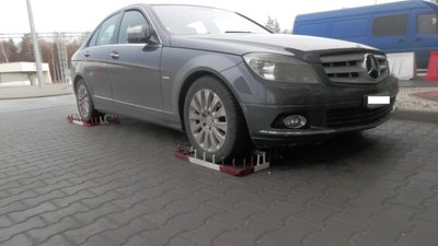 У «Грушеві» затримали українку за кермом викраденого в Швейцарії «Мерседеса»