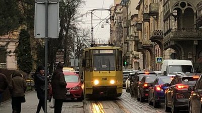 У Львові автомобіль заблокував рух трамваїв