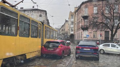 У Львові трамвай не розминувся із автомобілем