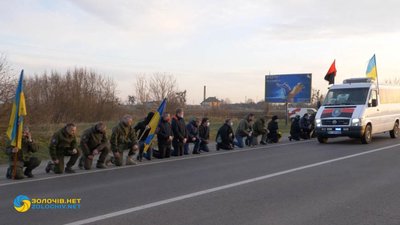 У Львівській області навколішки зустрічали тіло загиблого воїна (ВІДЕО)