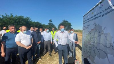 Скандальний напрямок до Грушева нарешті відремонтують: Україна віддаватиме кредит 30 років (ФОТО)