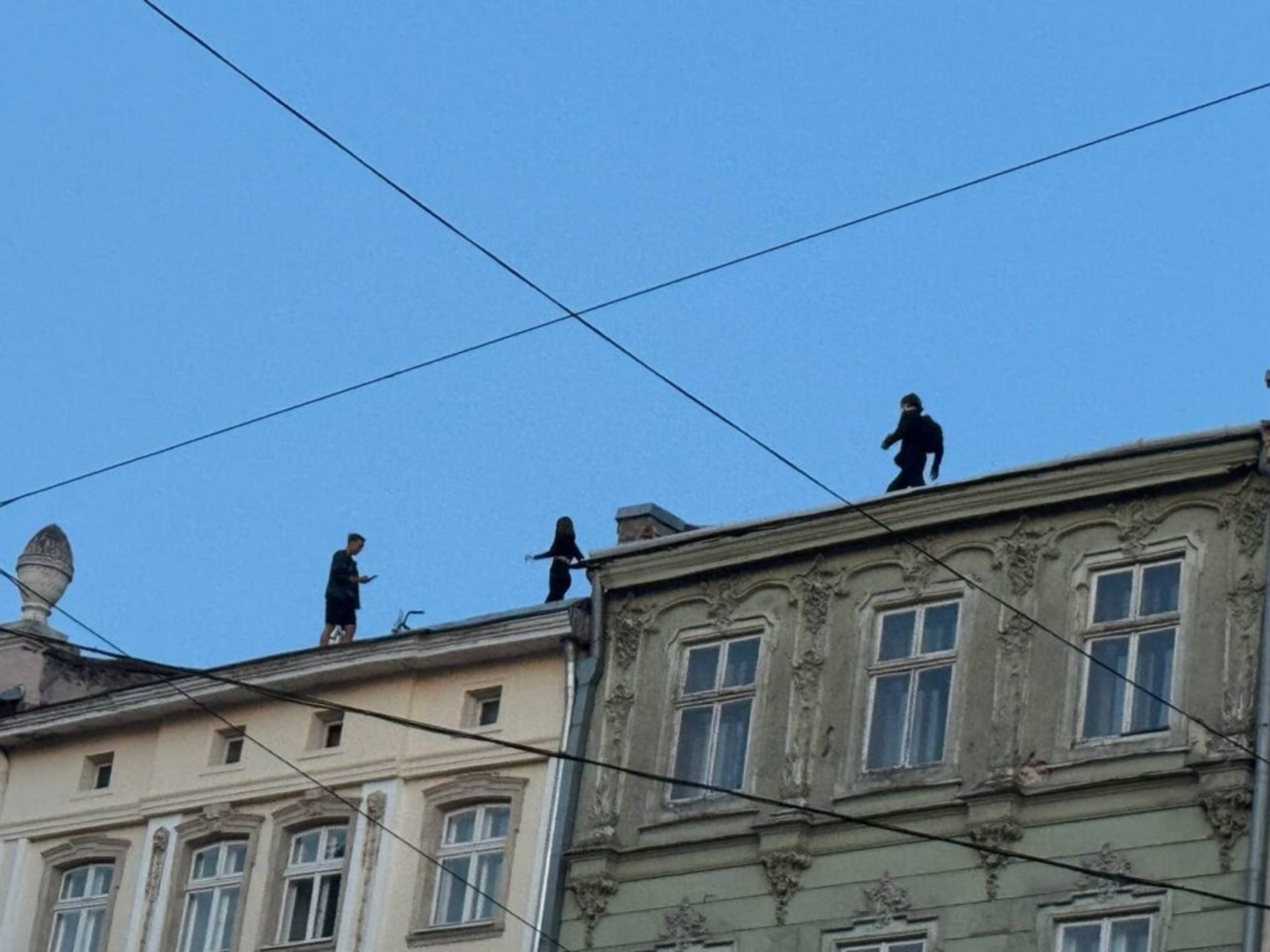 У Львові підлітки вилізли на дах будинку на площі Ринок, фото Четверта студія