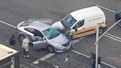 У Львові автомобіль Укрпошти потрапив у ДТП