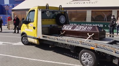 На Львівщині похоронна фірма возить домовину і закликає сидіти на карантині (ВІДЕО)