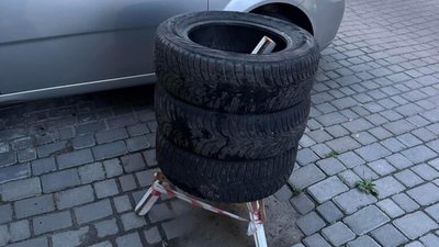 У Львові на дорозі провалюється бруківка (ФОТО)
