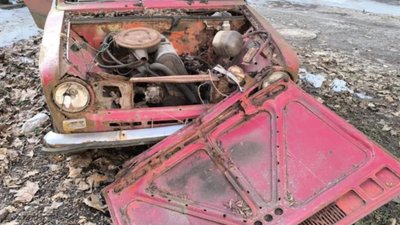 У Львові більше п’яти років стоїть занедбаний автомобіль