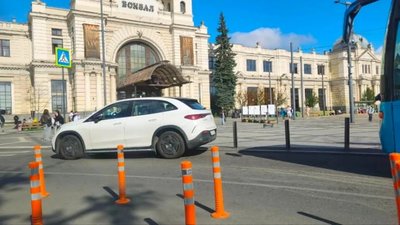 У Львові біля вокзалу стовпчики зупинили рух