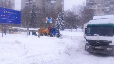 У Львові на Княгині Ольги застрягла вантажівка (ФОТО)