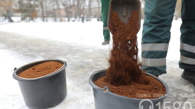Перші доріжки в парку у Львові посипали гущею кави (ФОТОРЕПОРТАЖ)