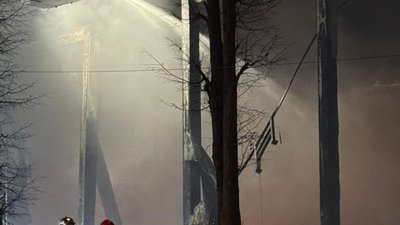 У Львові досі гасять пожежу на складах, Зелена перекрита