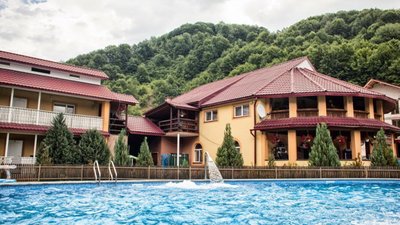 На Закарпатті горіла популярна база відпочинку, де оздоровлюються в чанах з лікувальною ропою (ФОТО)