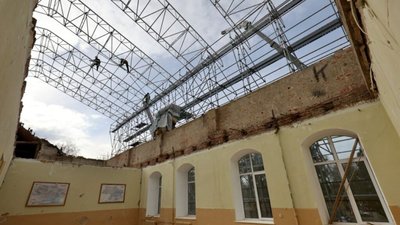 Корпус університету в Дублянах накривають тимчасовим куполом