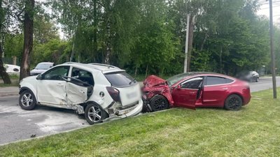 На Львівщині 20-річний водій Tesla Model 3 потрапив у аварію (ФОТО)